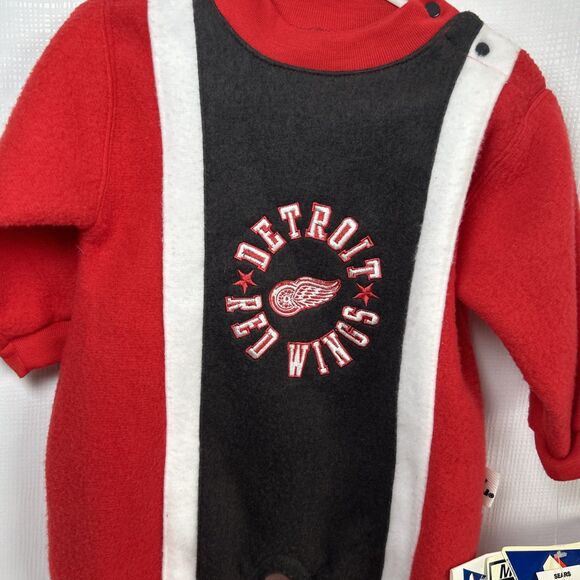 Sold
NWT Mighty Mac Sears 6/9 Months Body Suit With Hat Detroit Red Wings NHL - Picture 3 of 14